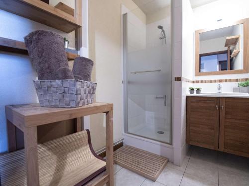 une salle de bain avec douche et lavabo dans l'établissement Appartement 6 pers. proche pistes avec cheminée - FR-1-296-385, à Saint-Lary-Soulan