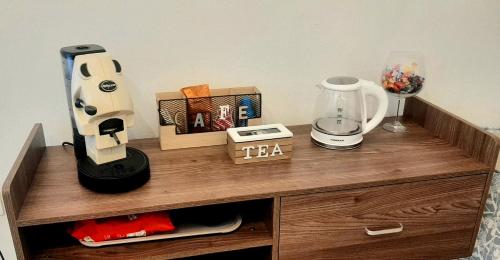 Příslušenství pro přípravu čaje a kávy v ubytování La casetta degli ulivi