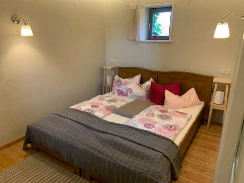 ein Schlafzimmer mit einem Bett mit Kissen darauf in der Unterkunft Ferienwohnung Zur Alten Böttcherei in Kröslin