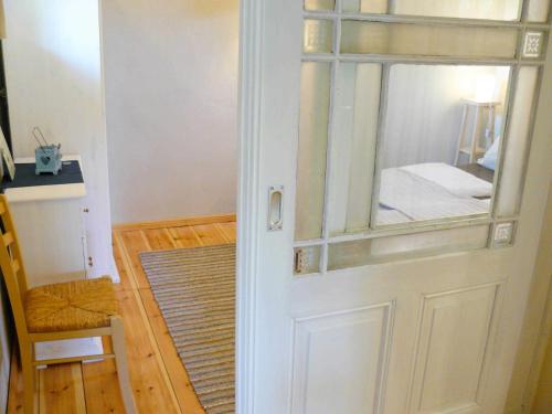 ein Zimmer mit einer Tür mit einem Spiegel darauf in der Unterkunft Ferienwohnung Zur Alten Böttcherei in Kröslin