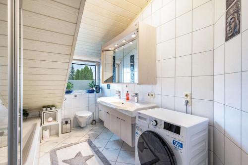 的住宿－Ferienwohnung Christine，浴室配有洗衣机和烘干机。