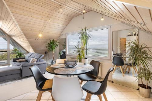 a living room with a table and chairs at Ferienwohnung Christine in Gauingen