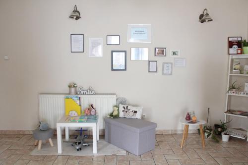 una camera con scrivania, tavolo e mensola di Kiskut Liget Pension a Győr
