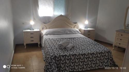 1 dormitorio con 1 cama con 2 vestidores y 2 lámparas en Apartamento Montiel, en Trigueros