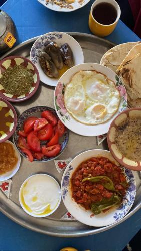 un vassoio pieno di piatti da mangiare su un tavolo di Abuawad Rental a Jerash