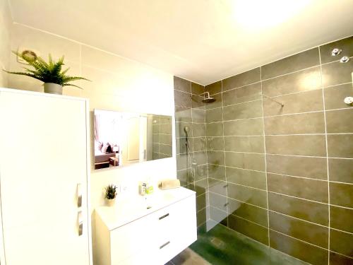 a bathroom with a sink and a shower at Duquesa del Mar in San Miguel de Abona