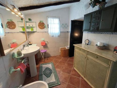 Un baño pequeño con lavabo e inodoro. en Villa La Liccia Misia, en Santa Teresa Gallura