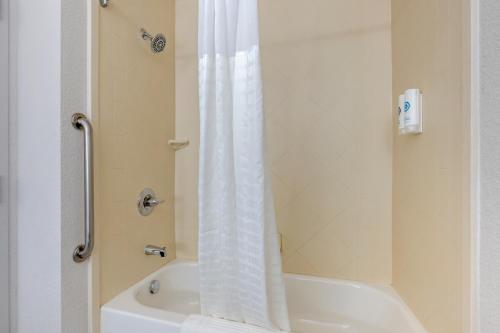 Et badeværelse på Comfort Suites West Indianapolis - Brownsburg