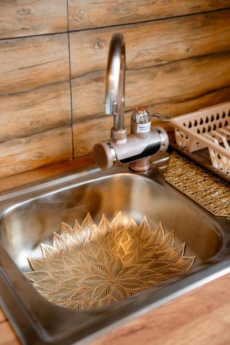 a kitchen sink with a dishriorriorriorriorrior at Kata Kulcsosház in Odorheiu Secuiesc