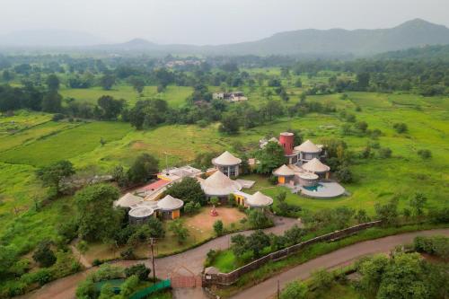 Fotografie z fotogalerie ubytování StayVista's Villa Kornet - Mountain-view luxury with a swimming pool and a spacious lawn adorned with a gazebo v destinaci Panvel