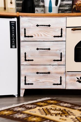 a dresser with four drawers in a kitchen at Kata Kulcsosház in Odorheiu Secuiesc