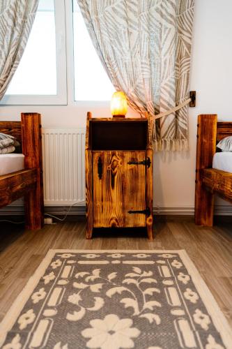 a room with two beds and a rug at Kata Kulcsosház in Odorheiu Secuiesc