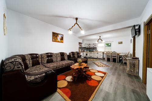a living room with a couch and a table at Kata Kulcsosház in Odorheiu Secuiesc