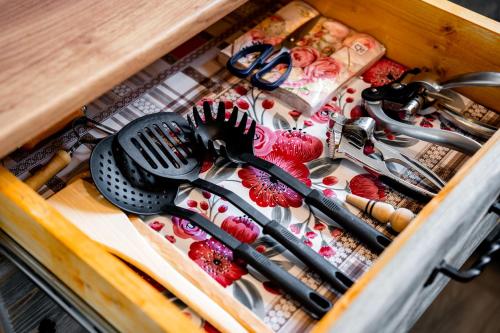a drawer filled with utensils on a table at Kata Kulcsosház in Odorheiu Secuiesc