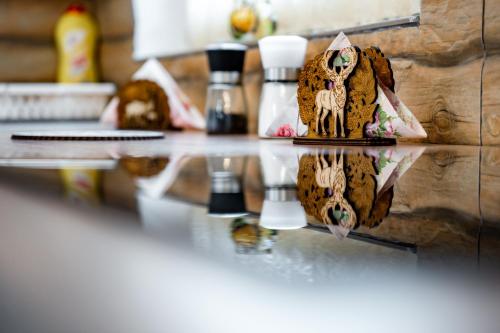 a counter with a shelf with some cookies on it at Kata Kulcsosház in Odorheiu Secuiesc