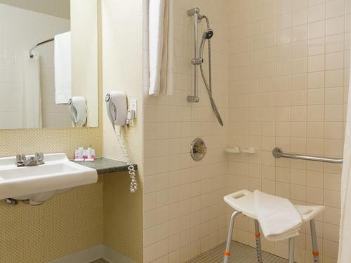 Kúpeľňa v ubytovaní Travelodge by Wyndham North Bay Lakeshore