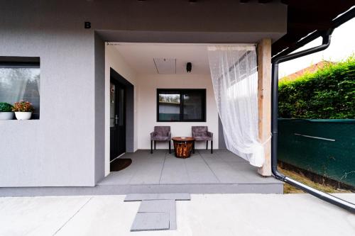 an open door to a patio with a table and chairs at Kata Kulcsosház in Odorheiu Secuiesc