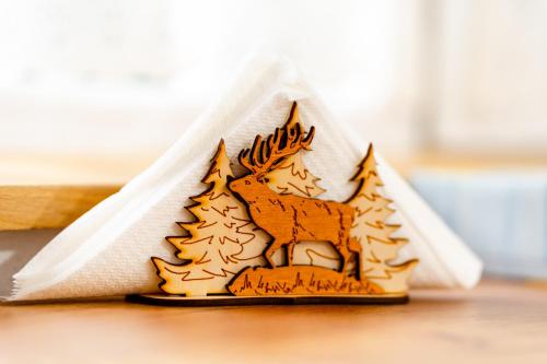 a small wooden figurine of a deer in a forest at Kata Kulcsosház in Odorheiu Secuiesc