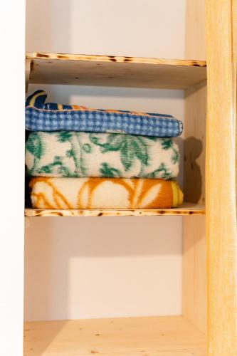 a shelf with folded towels on it at Kata Kulcsosház in Odorheiu Secuiesc