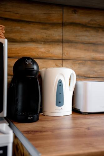 a toaster sitting on a counter next to a coffee mug at Kata Kulcsosház in Odorheiu Secuiesc