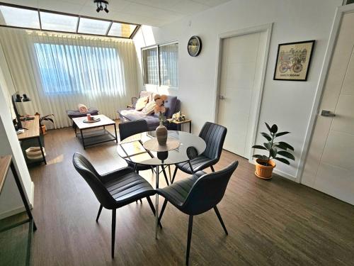 sala de estar con mesa y sillas en Brand-new 2 bedroom apartment Sopocachi, en La Paz