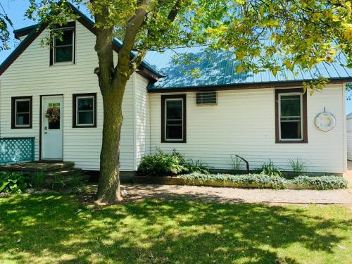 Pelee Living - Waterfront Cottage on East Shore - Pelee Island
