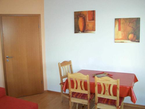 ヴィスマールにあるFerienwohnung im Ostseeblickのダイニングルーム(テーブル、椅子2脚付)