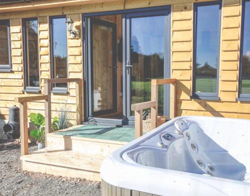 Gambar di galeri bagi Edgmond Lodges - 1 & 2 Bed Luxury Log Cabins with Private Hot Tubs Derbyshire di Hilton