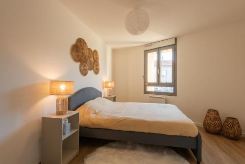 un dormitorio con una cama y una ventana en Moderne & Lumineux - Hyper Centre, en Tournon-sur-Rhône