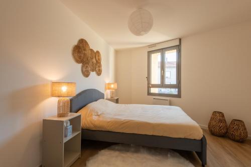 um quarto com uma cama e uma janela em Moderne & Lumineux - Hyper Centre em Tournon-sur-Rhône