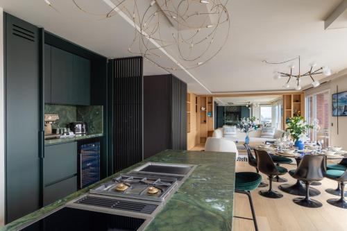 - une cuisine avec un comptoir et une cuisinière dans l'établissement Cap de Jade - Jolie vue sur plage de Rochebonne, à Saint-Malo