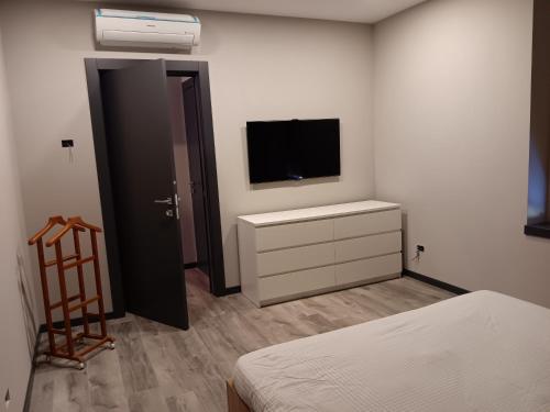 - une chambre avec un lit et une télévision à écran plat dans l'établissement B&B Civico 4 Cremona, à Crémone