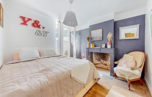 1 dormitorio con 1 cama grande y chimenea en Awesome Home In Verteuil-sur-charente With Wifi, en Verteuil-sur-Charente