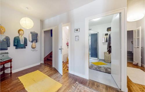 un pasillo con un espejo grande en una habitación blanca en Awesome Home In Verteuil-sur-charente With Wifi, en Verteuil-sur-Charente