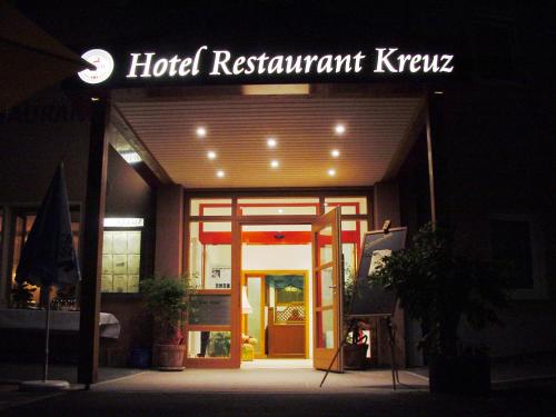 un restaurante de hotel con un cartel en la parte delantera en Hotel Restaurant Kreuz Spaichingen, en Spaichingen