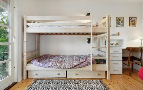 1 Schlafzimmer mit Etagenbetten und einem Schreibtisch in der Unterkunft Beautiful Home In Holbk With Kitchen in Holbæk