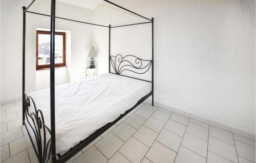 呂翁的住宿－2 Bedroom Stunning Apartment In Ruoms，一间卧室配有一张带金属框架的床