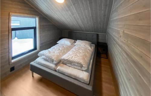 En eller flere senge i et værelse på Beautiful Home In Rauland With House A Mountain View