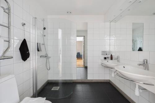 - Baño blanco con 2 lavabos y ducha en Best Western Solna Business Park, en Solna