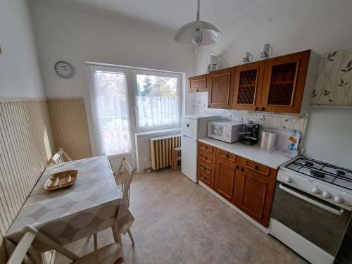 Kuchyň nebo kuchyňský kout v ubytování Apartment in Siofok/Balaton 39540
