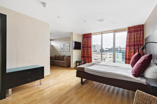 una camera da letto con un letto e una grande finestra di Best Western Solna Business Park a Solna