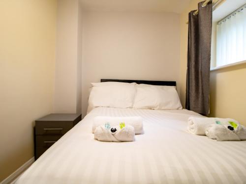 sypialnia z łóżkiem z ręcznikami w obiekcie Pass the Keys Spacious Well Equipped Flat w mieście Gosforth