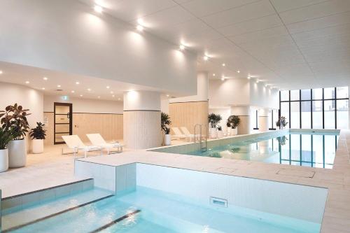 a swimming pool in a building with a swimming poolvisorvisor at Melbourne CBD 2B2B1S with City & Sea Views in Melbourne