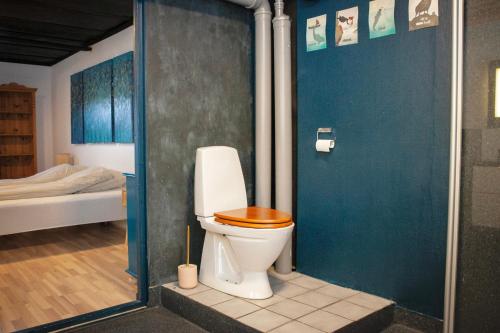 bagno con servizi igienici in camera di Apartment in Sørvágur a Sørvágur