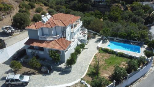 uma vista aérea de uma casa com piscina em Villa Karras em Pythagoreio