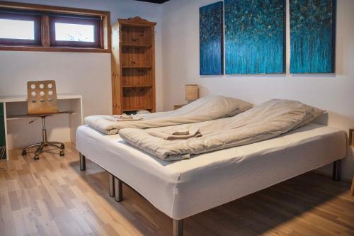 Zimmer mit 2 Betten auf einem Tisch in der Unterkunft Apartment in Sørvágur in Sørvágur