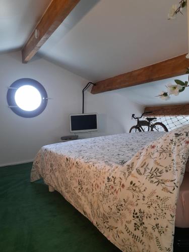 une chambre avec un lit et une télévision à écran plat dans l'établissement La locomotive - 400 m de la plage, à Sausset-les-Pins