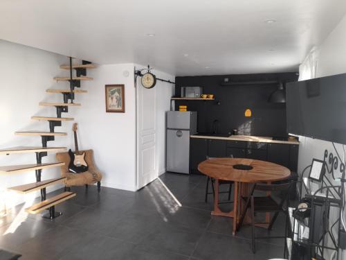 - une cuisine et une salle à manger avec une table et des escaliers dans l'établissement La locomotive - 400 m de la plage, à Sausset-les-Pins