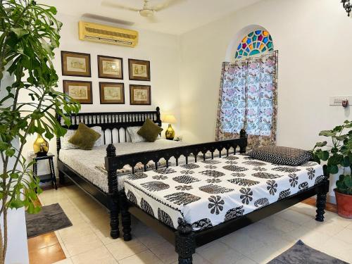 um quarto com 2 camas e uma janela em Anandmai Heritage Homestay em Jaipur