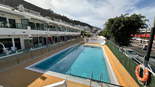 a large swimming pool on the side of a building at Apartamentos Florida Gran Canaria Adults Only in Puerto Rico de Gran Canaria